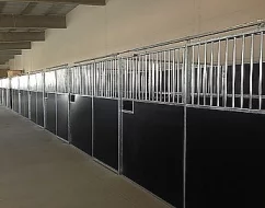 Venkovní, vnitřní, mobilní boxy a přístřešpro koně